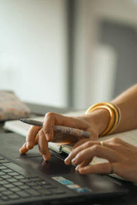 Préparation d’un conseil en gestion de patrimoine sur ordinateur chez Aluna Conseils