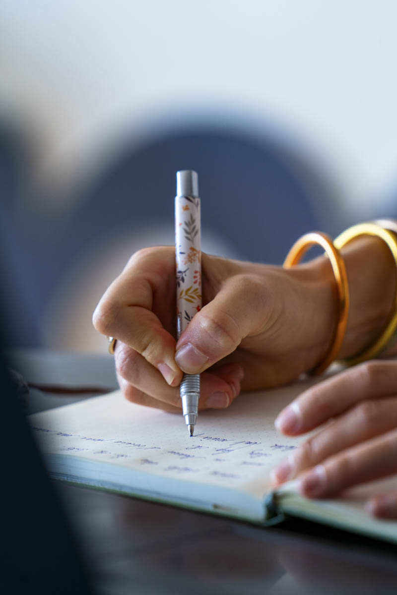 Prise de notes sur les objectifs financiers lors d’un conseil patrimonial
