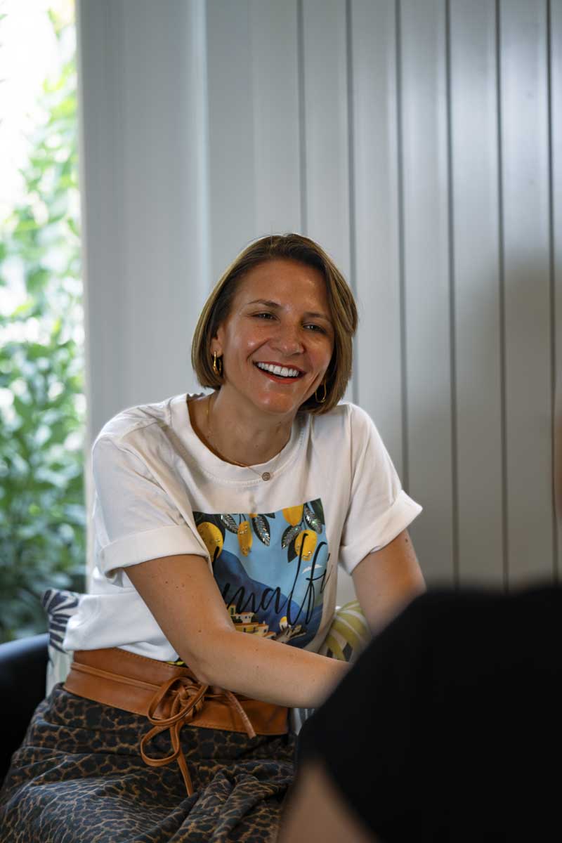 Marine Fuentes accueillant une cliente pour un rendez-vous de conseil patrimonial
