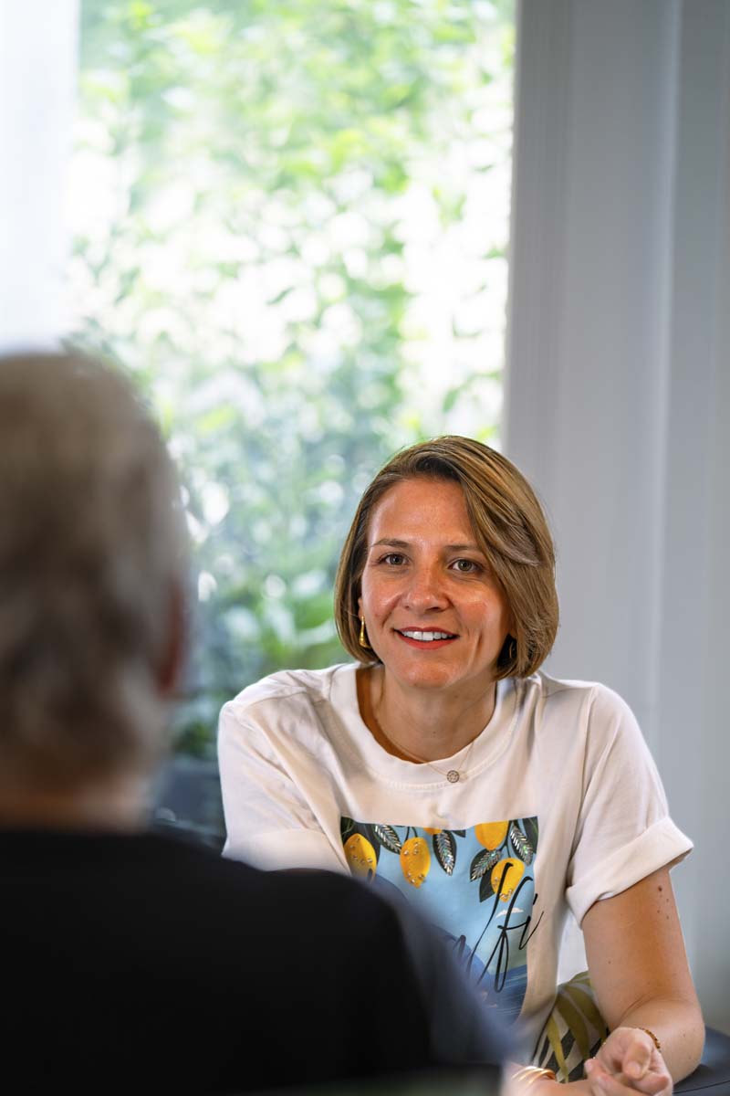 Marine Fuentes échangeant avec une cliente lors d’un rendez-vous patrimonial