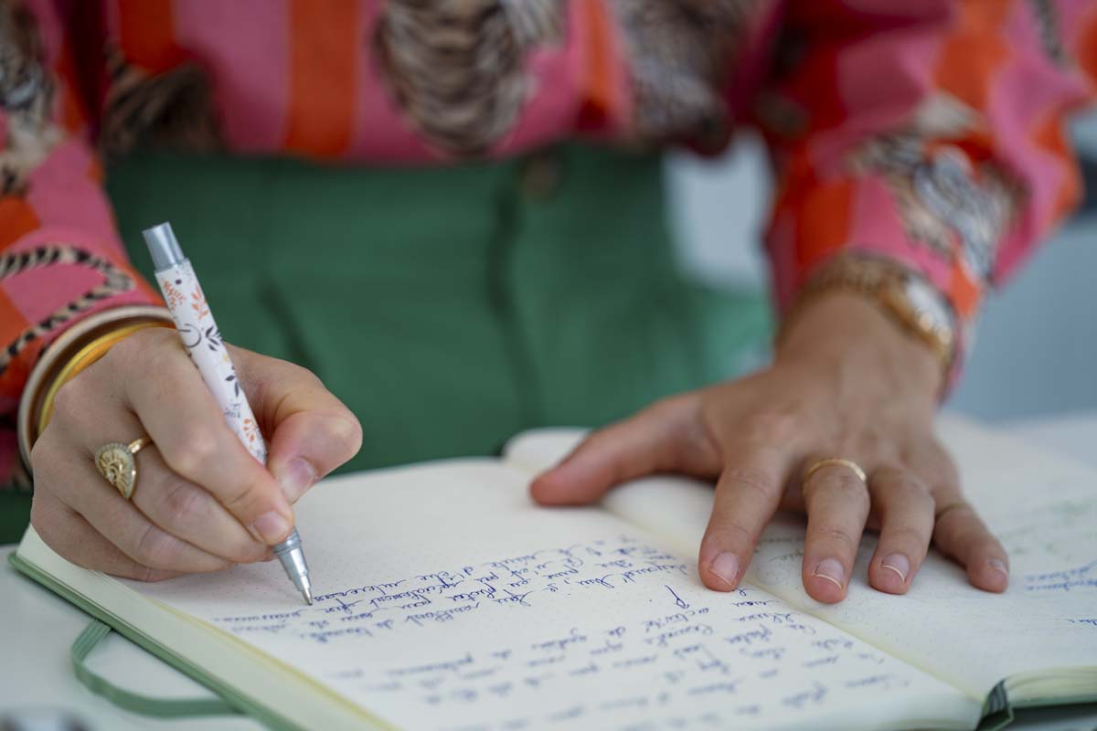 Prise de notes pour clarifier les objectifs financiers et patrimoniaux d’une cliente