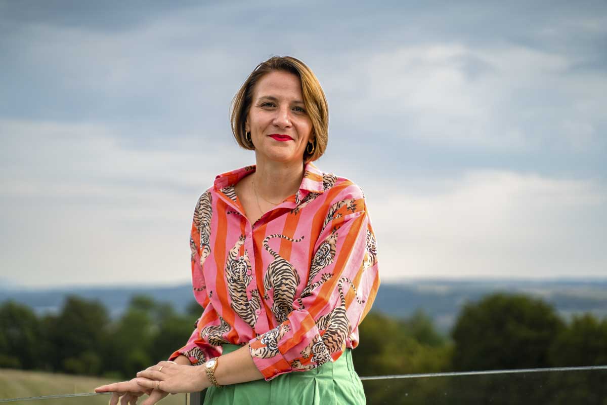 Marine Fuentes, fondatrice d’Aluna Conseils, photographiée en extérieur
