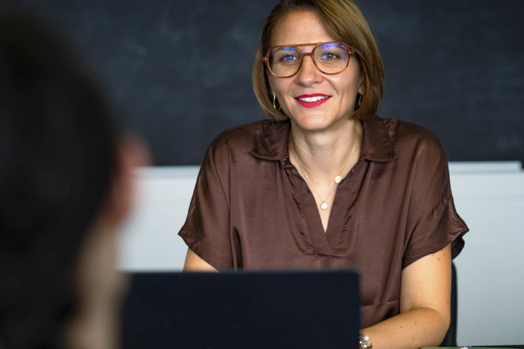Marine Fuentes en rendez-vous de gestion de patrimoine avec une cliente